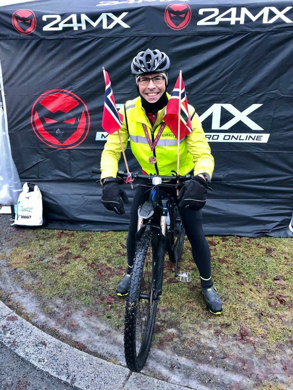 SE-Bakke_følgesyklist_med_flagg