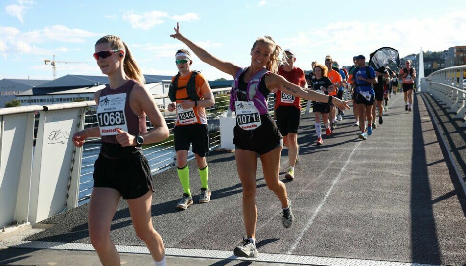 Stor stemning: F.v: Runa Bye Rødseth, Alf Kalmar og Christine Heltmann løp maraton under Trondheim Maraton 2022. (Foto: Marianne Røhme)