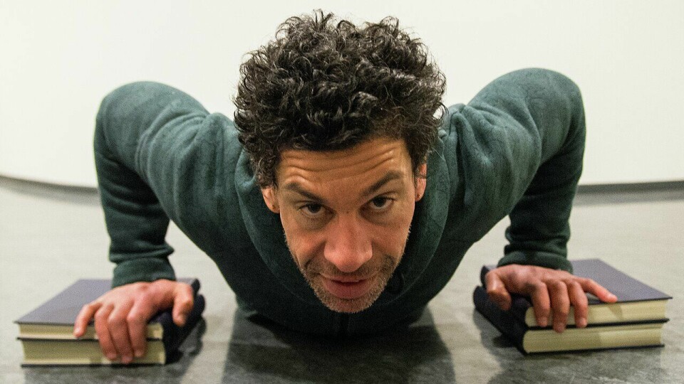 Armhevninger/push-ups:Yngvar Andersen demonstrerer armhevinger. Stå i plankeposisjon. Senk til brystet er i bakken og løft opp igjen. Om du vil ha en mer utfordrende øvelse, så legg en bok under hver hånd. Da må du gå enda dypere ned i armhevningen. (Illustrasjonsfoto: Bjørn Johannessen / Kondis © Kondis) Styrketrening - Yngvar Andersen