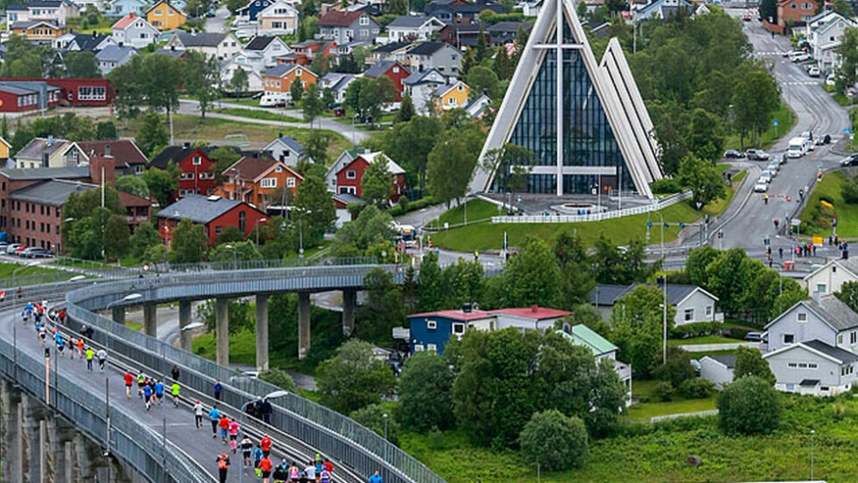 Tromsøbroa og Ishavskatedralen er to av de stora attraksjonene underveis i maratonløypa til Midnight Sun Marathon. (Foto:Truls Tiller) Tromsøbroa og Ishavskatedralen er to av de stora attraksjonene underveis i maratonløypa til Midnight Sun Marathon. (Foto:Truls Tiller)