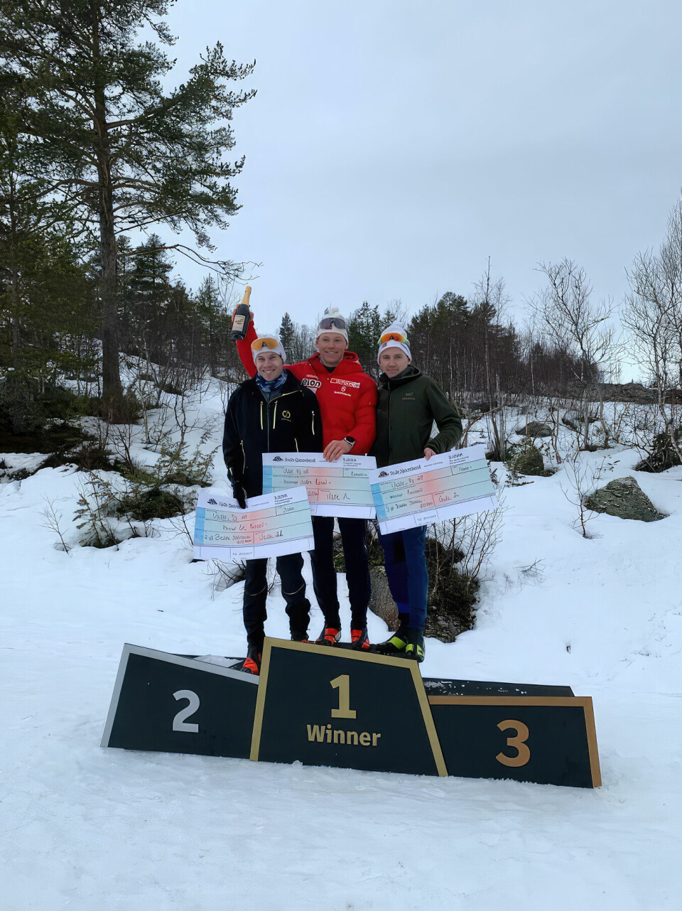 Aron Åkre Rysstad (Valle Il/Team Elon Vest) tok seieren i lengste løypa, fulgt av Åsmund Wiberg(Otra IL) og Lars Aanensen (Søgne SK/Mandal SK). (Foto: arrangøren)