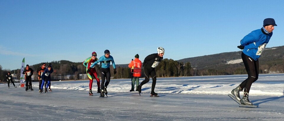 Fra passering rundt halvveis på 50 km med Ole Wiseth i tet foran Tor Dølvik. (Foto: Arrangøren)