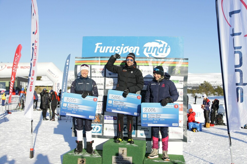 Mens vinner Tord Asle Gjerdalen kunne smile med sine signatur-solbriller, måtte Halvor Kleivi (til v.) og Edvard Hamilton myse mot sola på Kvamsfjellet lørdag. (Foto: Arrangøren)