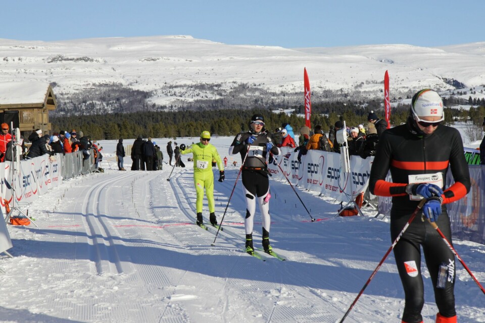 Knut R. Engebretsen (74) inn til sterk tid i M65 rett bak Mads Sandbakken. (Foto: Arrangøren)