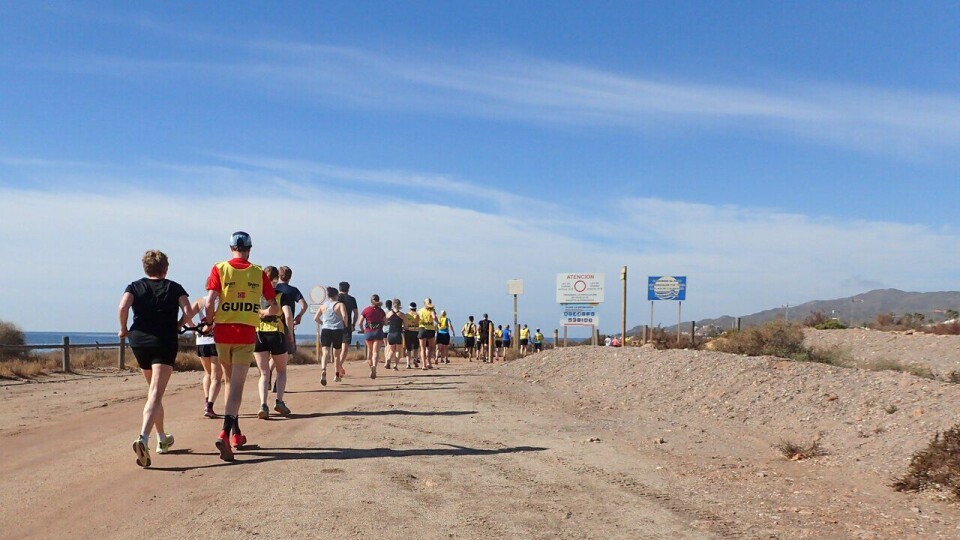 Treningsleir: Mye av treningen vil foregå på grusveier rundt Mar de Pulpi. Her fra en treningsleir i samme område med en gruppe blinde og svaksynte fra SK Vidar. (Foto: Marianne Røhme / Kondis © Kondis) På treningsleir til Spania med SK Vidar og Team RP