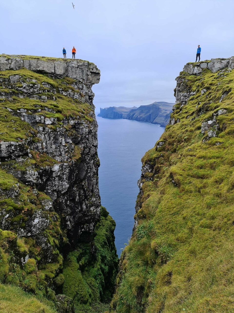Det store spranget:Omgivelsene er storslåtte på nordsiden av Vágar, her fra Laðgjógv. (Foto: Pauli Djurholm)