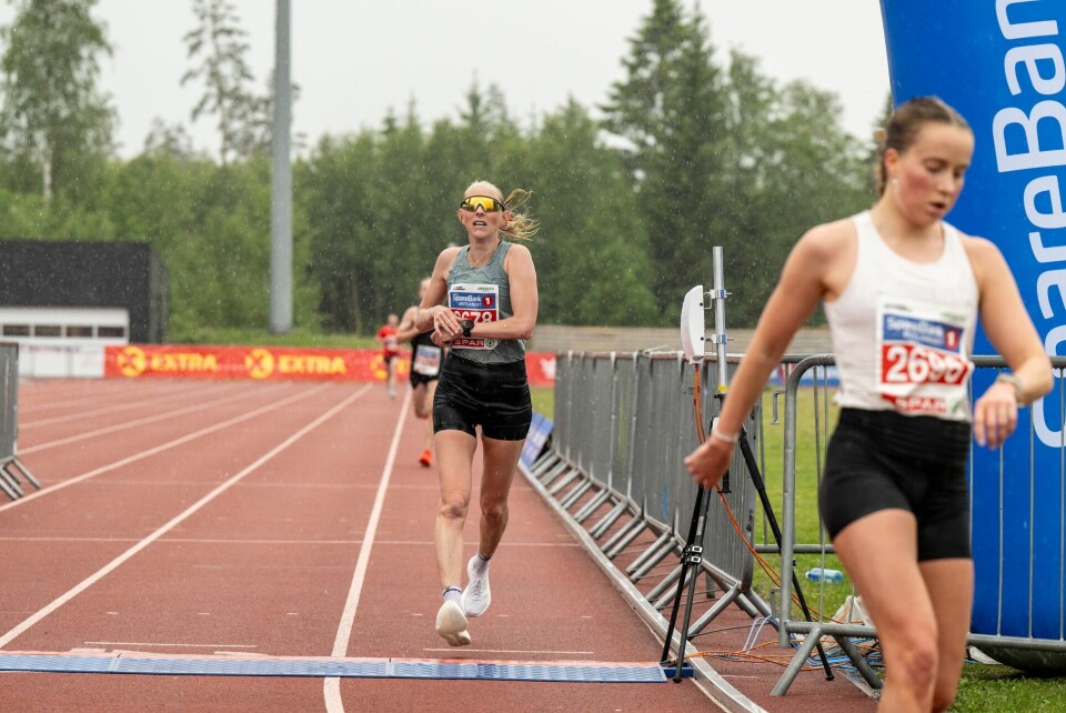 Astrid Brathaug Sørset må innse at Nora Andersen var sterkere i spurten om 2. plassen. (Foto: Samuel Hafsahl)