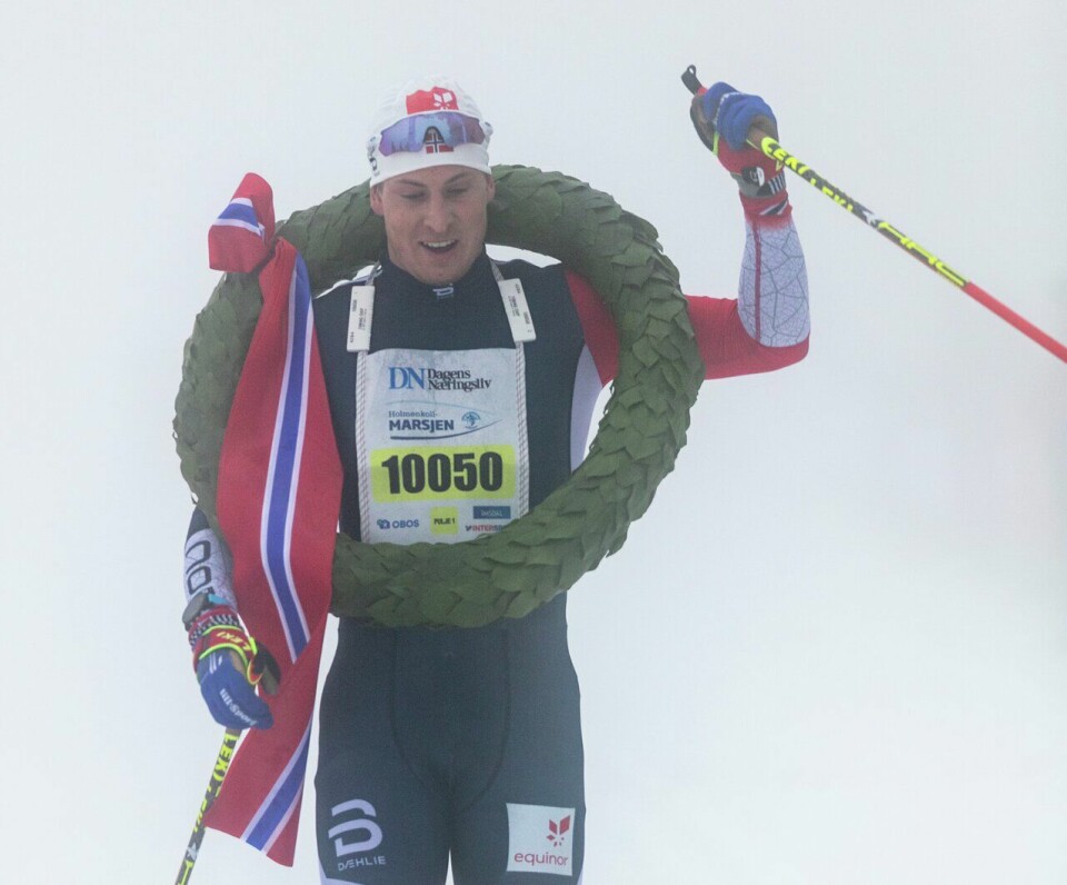 Glad vinner:Kasper Stadaas med kransen om halsen. (Foto: Stian Schløsser Møller / Kondis © Kondis) Holmenkollmarsjen-2019