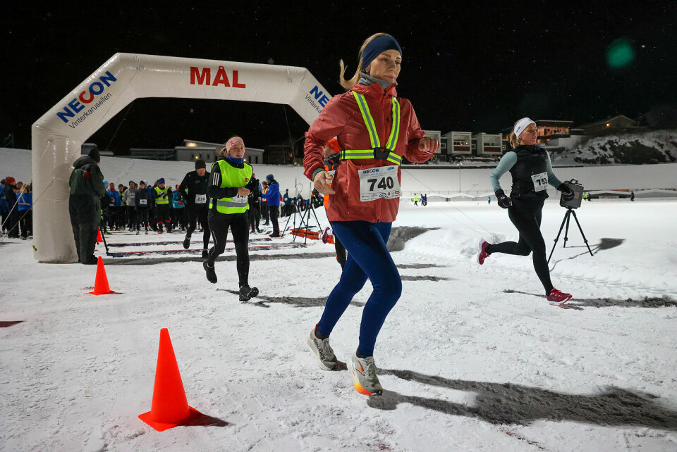 Ida Marie Ersland på vei ut fra start. Hun løper seg inn til en 8. plass på 5 km.