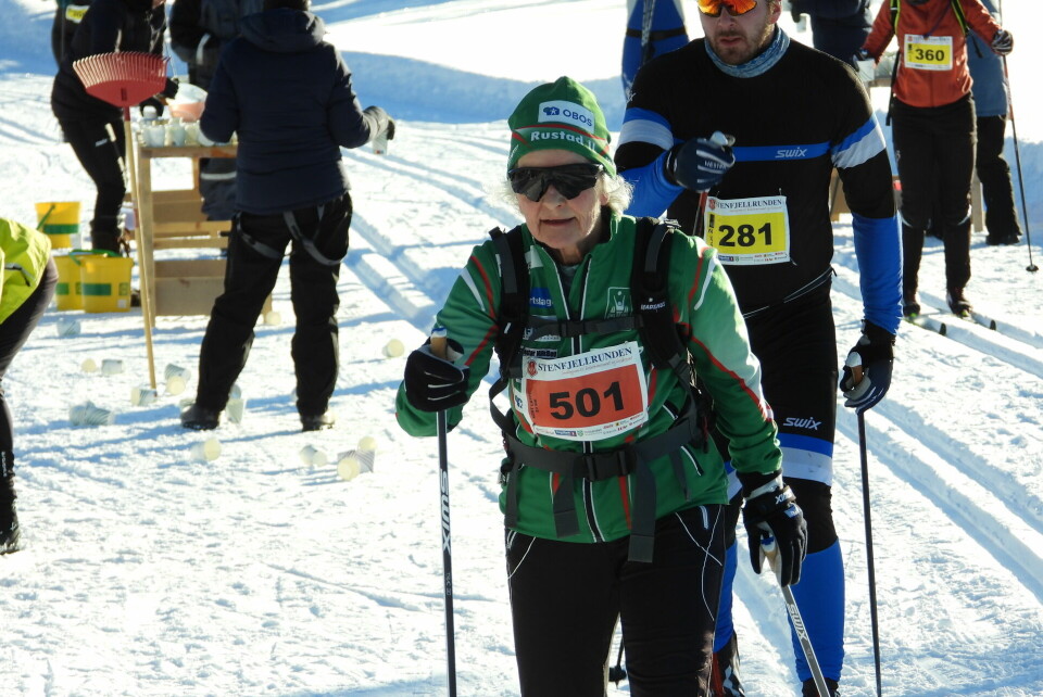 80 år gamle Astrid Svanes Bertelsen fra Rustad var eldste deltaker i Stenfjellrunden i år der hun stilte opp på 23 km sammen med nesten 20 klubbvenner i Rustad.