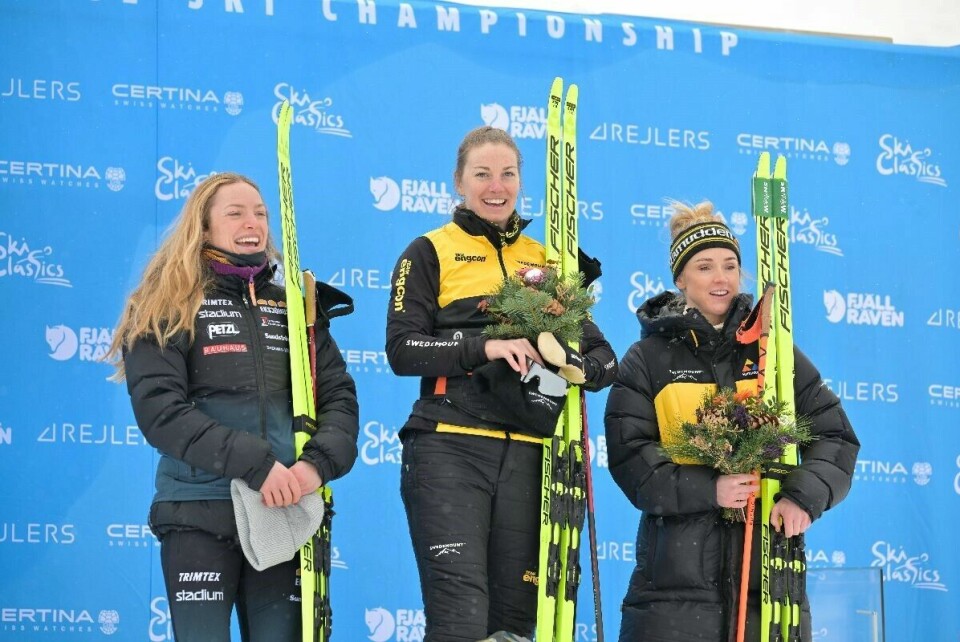 Premiepallen kvinner: Magni Smedås, Team Eksjöhus; Anikken Gjerde Alnæs, Team Engcon, Emilie Fleten, Team Ramudden. (Foto: Reichert/Nordic Focus)