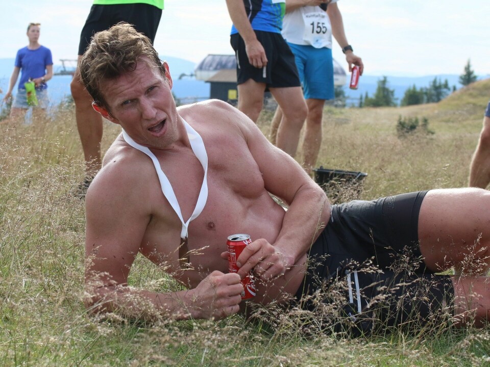 Frank Løke bytter blodsmak med colasmak på målstreken på Kvitfjell fredag. (Foto: Rolf Bakken)