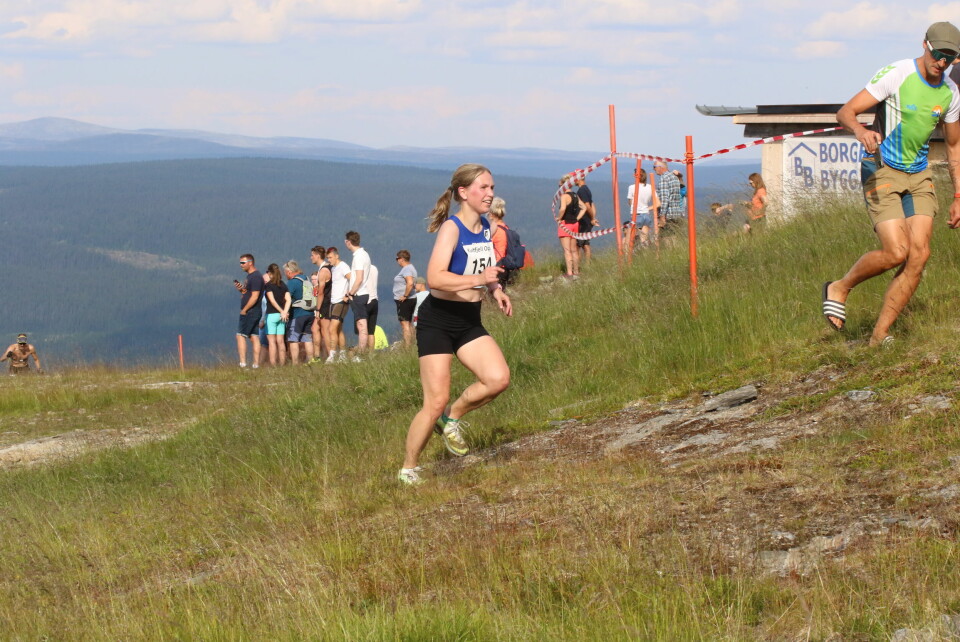 Merethe Braathen Sinnes fortsatt med sprett i steget på de siste av de 838 høydemeterene. (Foto: Rolf Bakken)