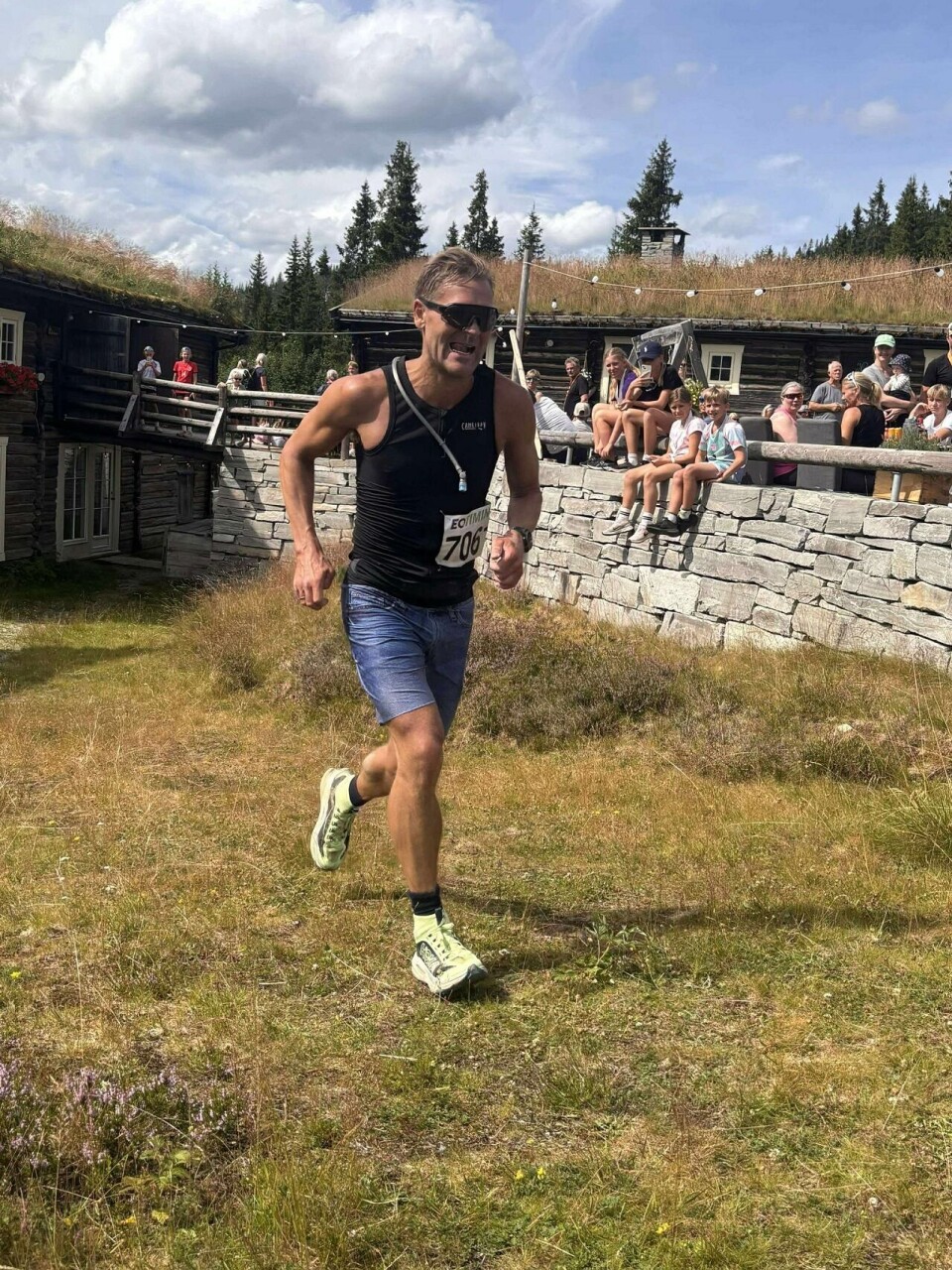 Øystein Pettersen før han tok sats og gjorde en luftig målgang på Tyrihanstunet lørdag. (Foto: arrangøren)