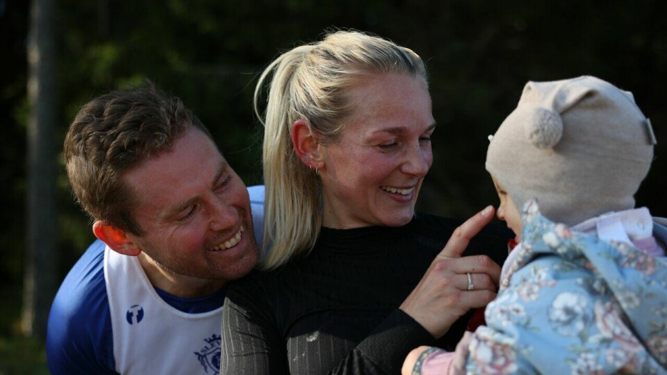 Gjensynsglede: Det ble gjensynsglede da mamma, Marion Huber Kaas, kom i mål som vinner på 10-kilometeren, mens pappa Sverre kom på fjerdeplass i herreklassen under Norgestesten på Jessheim 24. september 2023. (Foto: Marianne Røhme) Norgestesten på Jessheim 24. september 2023