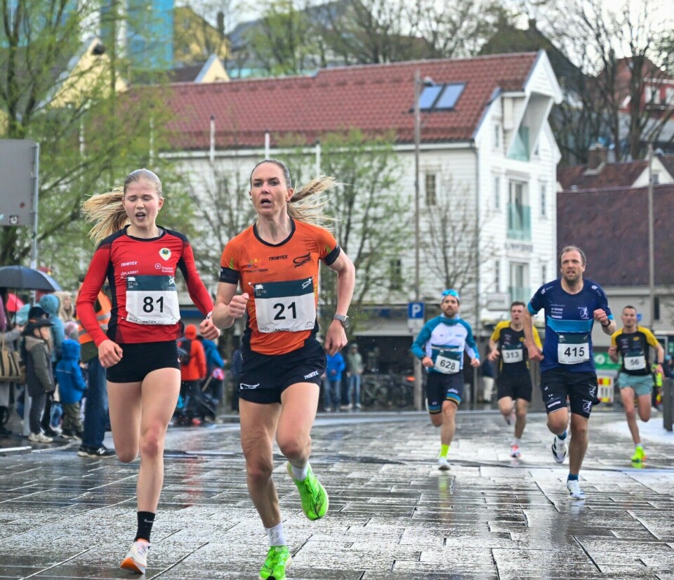 Mia Austevik Bø (81) og Silje Torsvikside om side mot mål.. (Foto: Trine Nessler Wichmann)