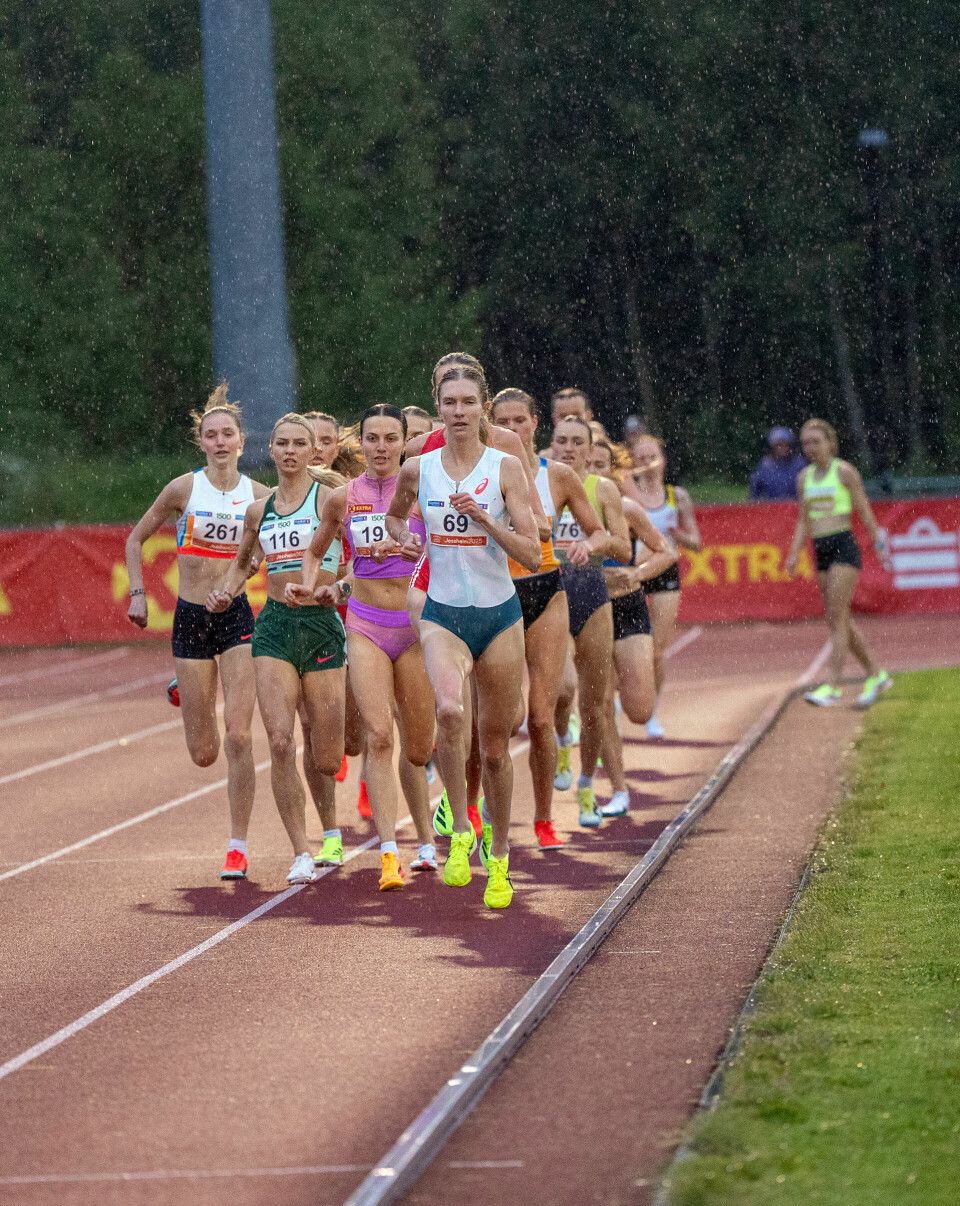Fulton i front på regnvåt stadion. (Foto: Einar Børve)