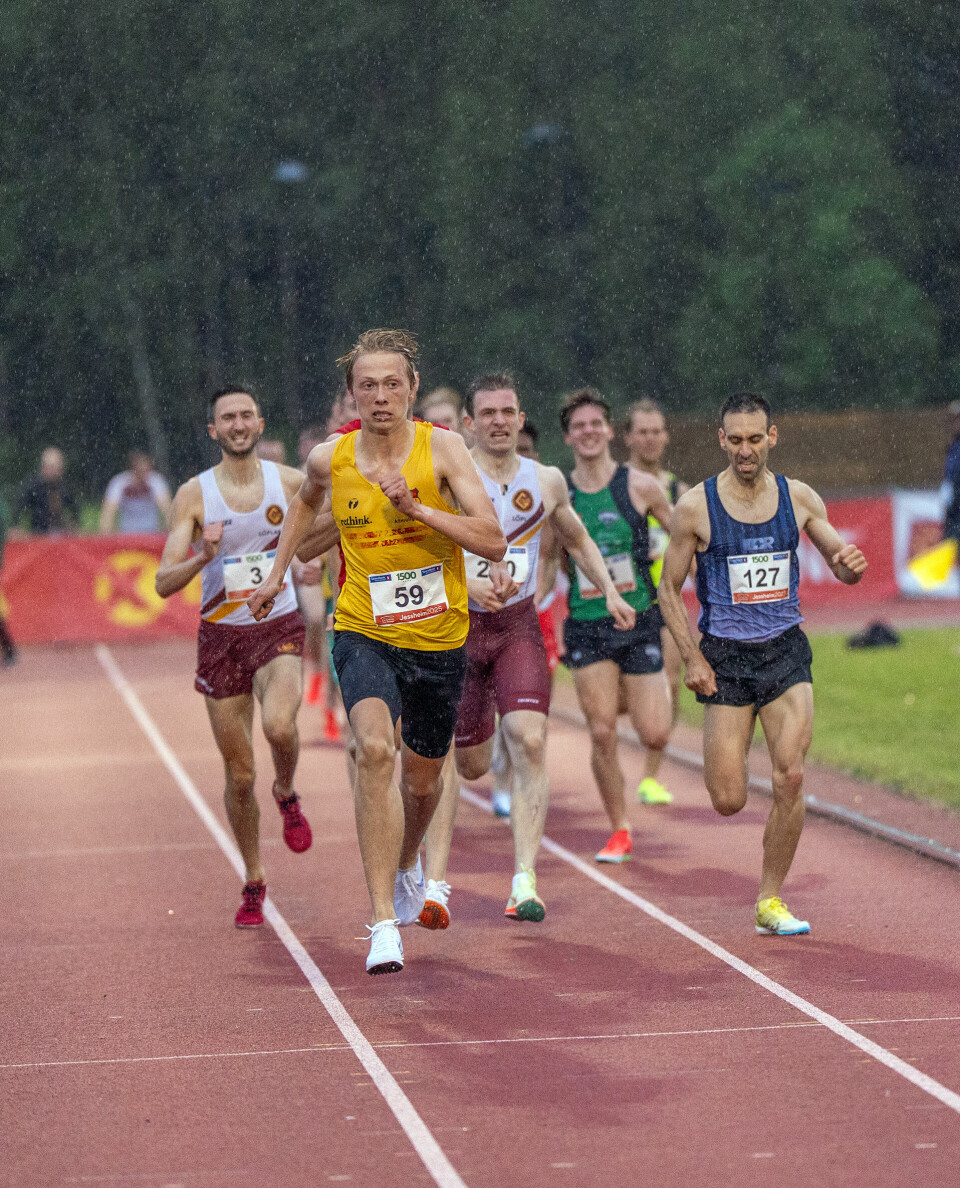 Vetle Farbu-Solbakken sikrer seieren i B-finalen. Rett bak ham skimter vi såvidt Trygve Feidje Mjelde som ble nummer to. (Foto: Einar Børve)