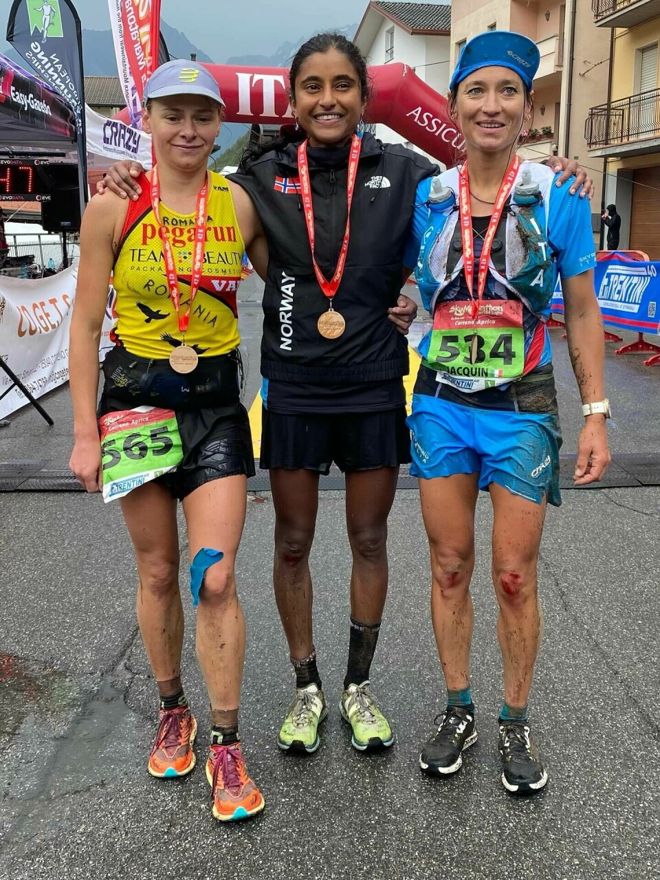 De tre beste kvinnene. Balendran i midten. (Foto: International Skyrunning Federation)