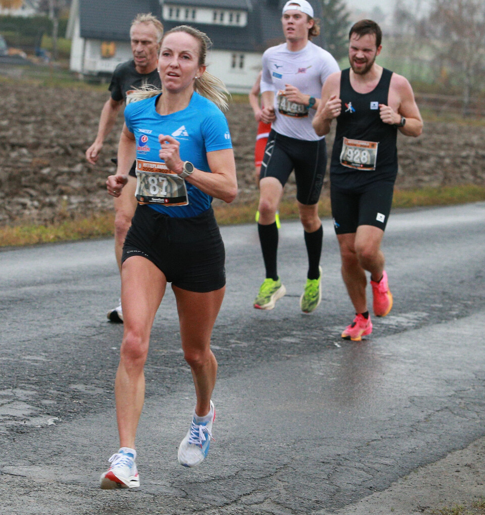 Klar klasseseier:Anita Iversen Lilleskare ligger på bildet ltt foran en av landets beste mannlige veteraner, Kristen Aaby (60-64 år), men litt ulik starttid ga likevel Kristen minuttet bedre i sluttid. (Foto: Kjell Vigestad) Anita_Iversen_Lilleskare_nr1_45-49_bak_Kristen_Aaby_AZ3T7827.jpg