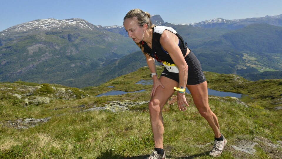 Anita Iversen Lilleskare leia kvinneklassen frå start til mål. Her etter 5,5 km og 600 høydemeter ved Gunnarsete. (Foto: arrangøren)