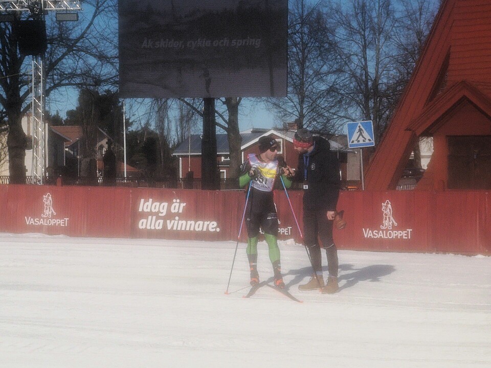 Vinnerlagets Bob Impola intervjues av stadionspakeren rett etter å ha sust inn under målportalen. (Foto: Rolf Bakken)