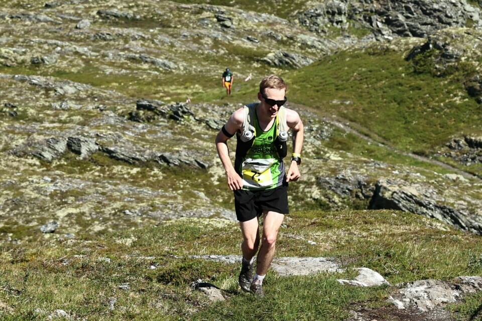 Danske Jeppe Aaskov Pallesen, Romsdal Randonee klubb mot mål med halvminutt leiing. (Foto: arrangøren)