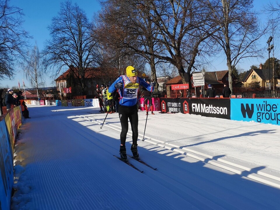 Linus Bohman staker Lag Onsdagsstak inn til 6. plass i trikkeskinnene på Vasagatan i Mora. (Foto: Rolf Bakken)