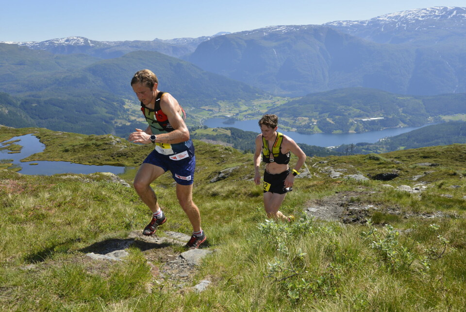 Anders Kjærevik føre Aron Rodal Haugen med 900 høgdemeter unnagjort, men i mål var vinnaran av juniorklassen 18 sekunder føre på 5. plass. (Foto: arrangøren)