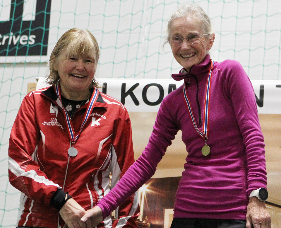 Nr. 1 og 3 i klassen:Kirsti M Johnsen, som alltid kommer høyt opp når 'Årets veteranløper' skal kåres, vant nok en gang klassen og blir gratulert av Kristin Ringdalen som fikk NM-sølv i klasse 70-74 år fordi toeren ikke var medlem av en klubb tilsluttet Friidrettsforbundet. (Foto: Kjell Vigestad) Nr1og3_damer_70-74_A20G7773.jpg