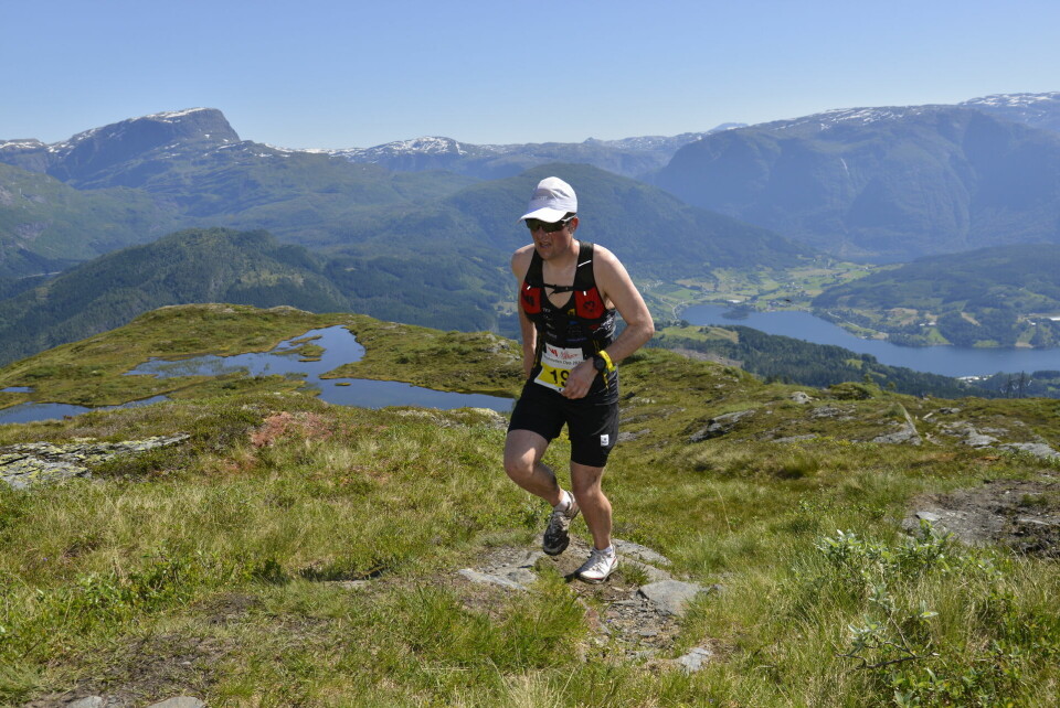 Torstein Tengsareid låg nærast Jeppe Aaskov Pallesen frå start, men blei 7. sjuande mann til toppen. (Foto: arrangøren)