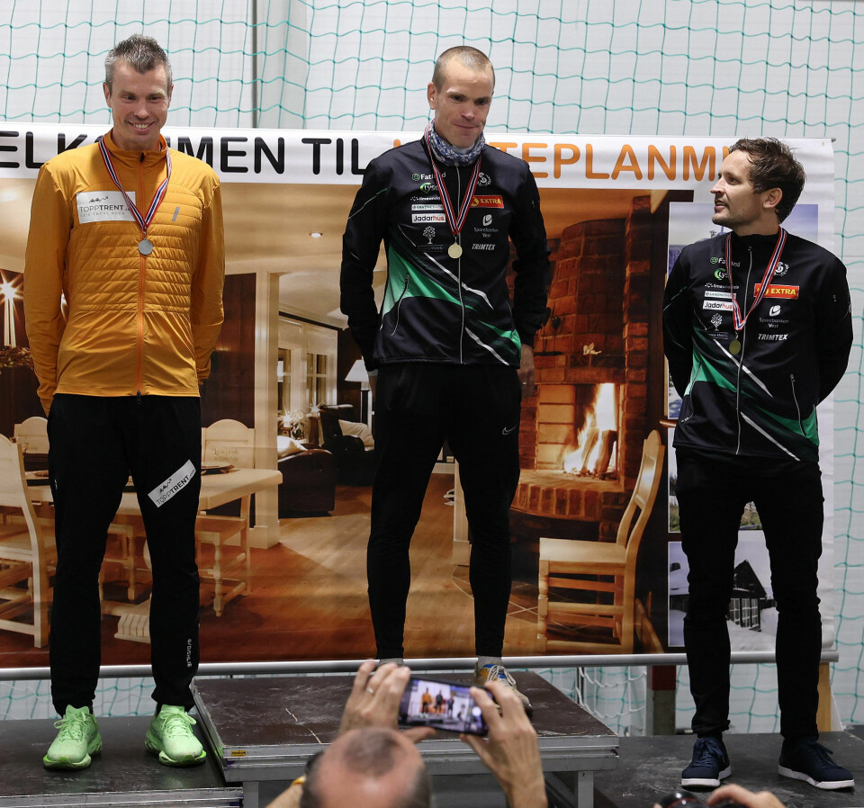 NM-pallen:Andreas Penne Nygård vant gullet og flankeres av Geir Endre Rogn (tv) og klubbkamerat i Sandnes IL,Bjørnar Ustad Kristensen (th), som i likhet med Tom Erling Kårbø har solid bakgrunn som hinderløper med sju NM-titler og Norges nest beste tid på distansen. (Foto: Samuel Hafsahl) Premier_NM-medaljer_M40-44_Nygaard_Rogn_Kristensen_8U3A3511.jpg