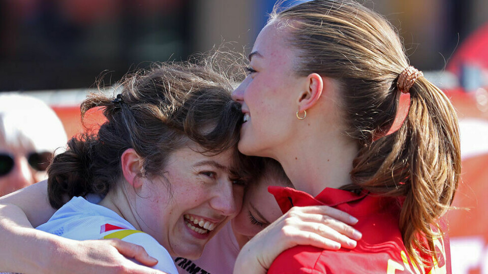 Tuva T. Fagerbakke, Ida G. Forsmo og de andre Gular-jentene kan gi hverandre en god klem etter at seieren er sikret. (Alle foto: Arne Dag Myking) Gularjentene klemmer og jubler