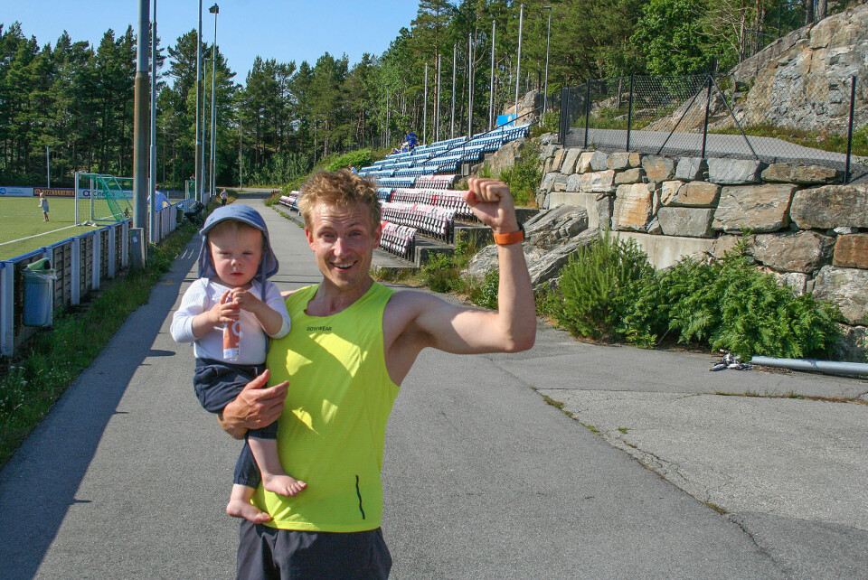 Jonas sammen med sønnen Aksel Munthe-Bjørgom, 13 måneder gammel.