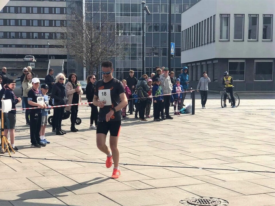 Henning Mortensen fra Lillehammer IL kunne roe ned ved målgang som klar vinner på 9.06. (Foto fra CC's facebookside) Henning_Mortensen.jpg