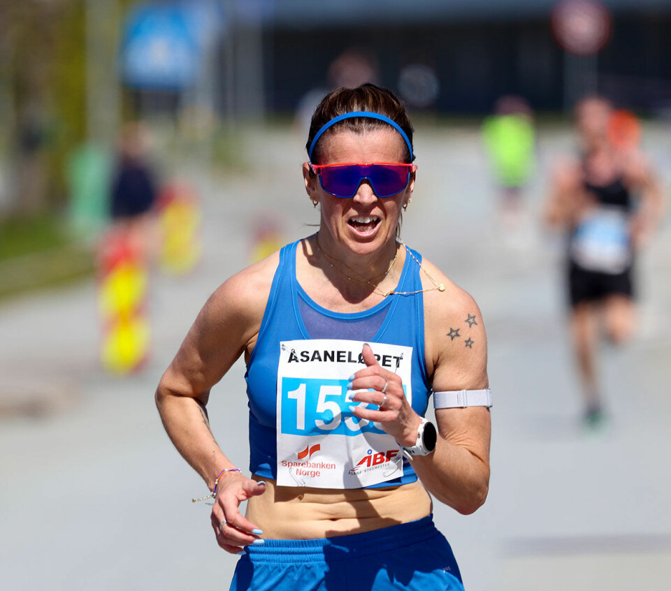 Her er det Jori Mørkve fra Voss IL, tidligere skiskytter, som løper inn til en glimrende tid i klasse K45-49 på 5 km: 20:29