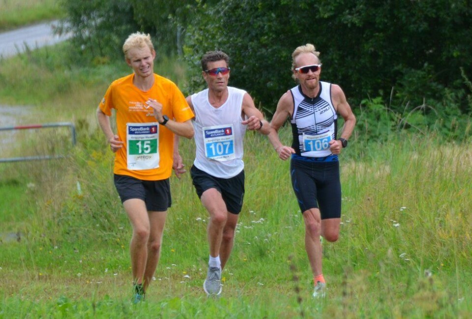 Håkon Kinneberg (15) i den siste bakken på sin maraton mens Andreas Beck Engebretsen (107) og Kjell Vegar Opheim kjemper om 5. plassen på halvmaraton. Kongsvinger Maraton, halv
