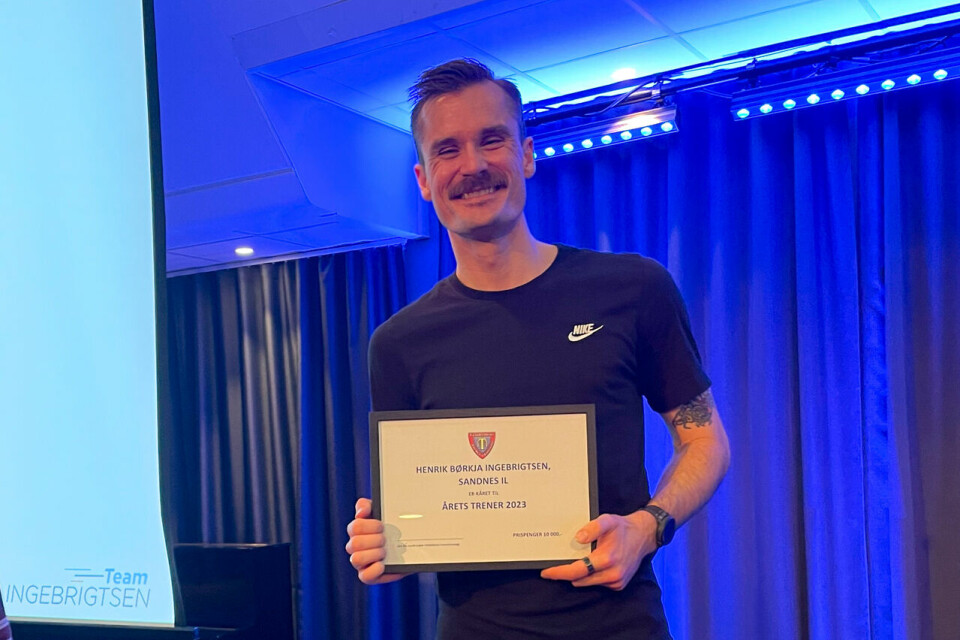 Årets trener:Henrik Ingebrigtsen ble kåret til årets trener av Friidrettens trenerforening, og han fikk overrakt prisen på Trenerseminaret der han sjøl holdt foredrag. (Foto: Arne Dag Myking)