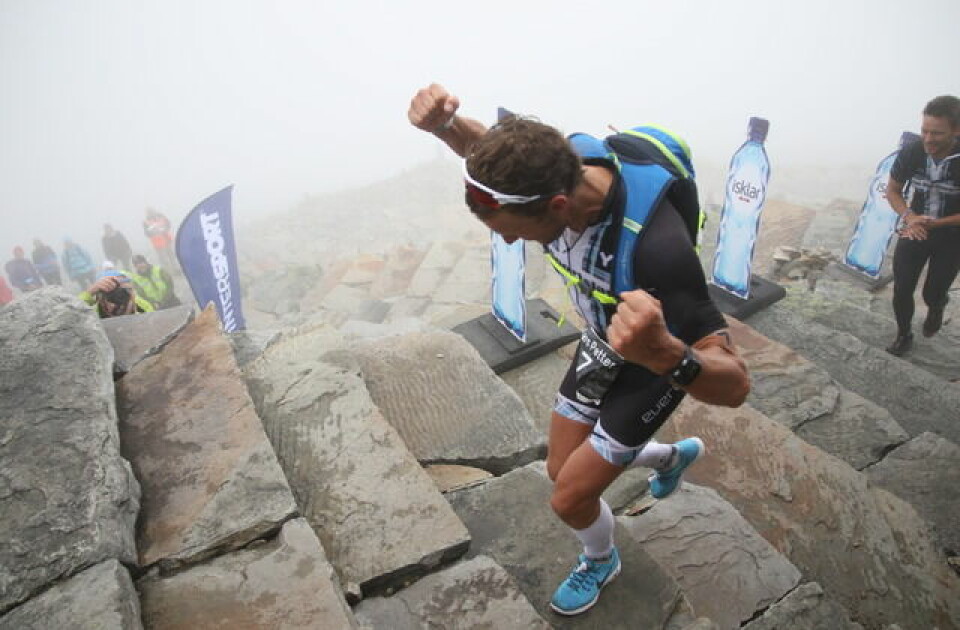 Jublende glad: Lars Petter Stormo løper i mål som førstemann på Gaustatoppen. Foto: Marianne Røhme Jublende glad: Lars Petter Stormo løper i mål som førstemann på Gaustatoppen. Foto: Marianne Røhme
