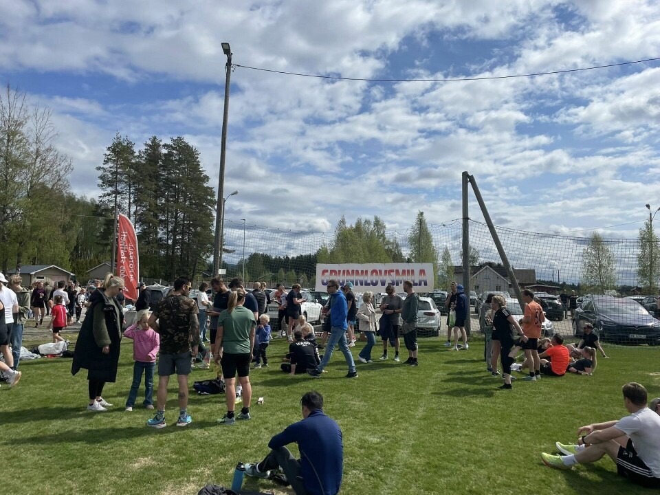 God stemning og helt gratis moro både under og etter Grunnlovsmila på Heradsbygd idrettsplass. (Foto: arrangøren)