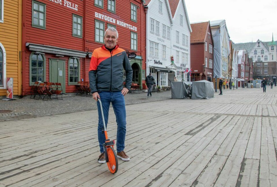 Løypesjef Halfdan Haukeland i Bergen City Marathon har alt under kontroll mot helgen. Her med oppmålingshjulet han bruker hvis han må gjøre endringer i løypen. Helt til slutt blir løypen kontrollmålt med sykkel for å være helt sikker på at den er så lang som den skal være.(Foto: Arne Dag Myking) Løypesjef Halfdan Haukeland i Bergen City Marathon