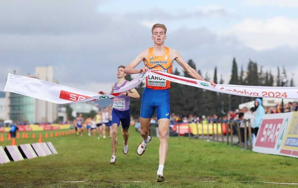 Niels Laros brøt målsnøret to sekunder foran George Couttie og fikk EM-gullet han tapte på målstreken i fjor. Bak skimtes to hardspurtende norske gutter om bronsen. (Foto: European Athletics)