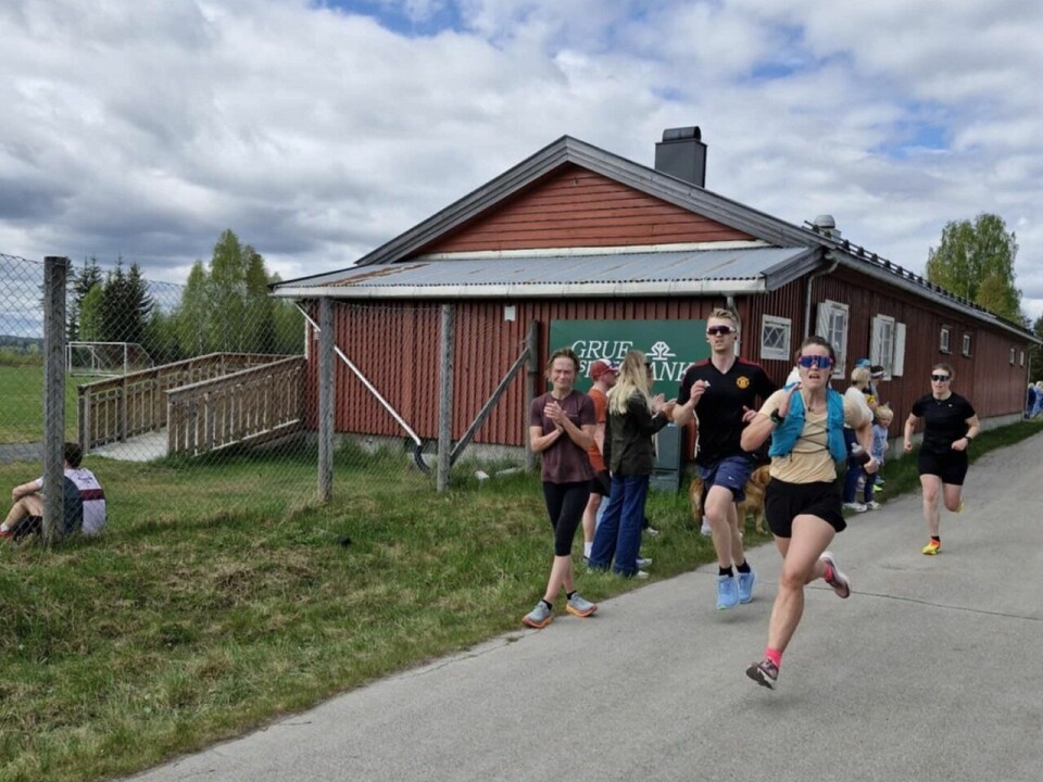 Det ble jobbet hardt for tidmålene av mange i Grunnlovsmila. Her er det Anne Marte Leirvik, Morten Pettersen og Marianne Kalbakken som sørhger for å se 49-tallet. (Foto: arrangøren)