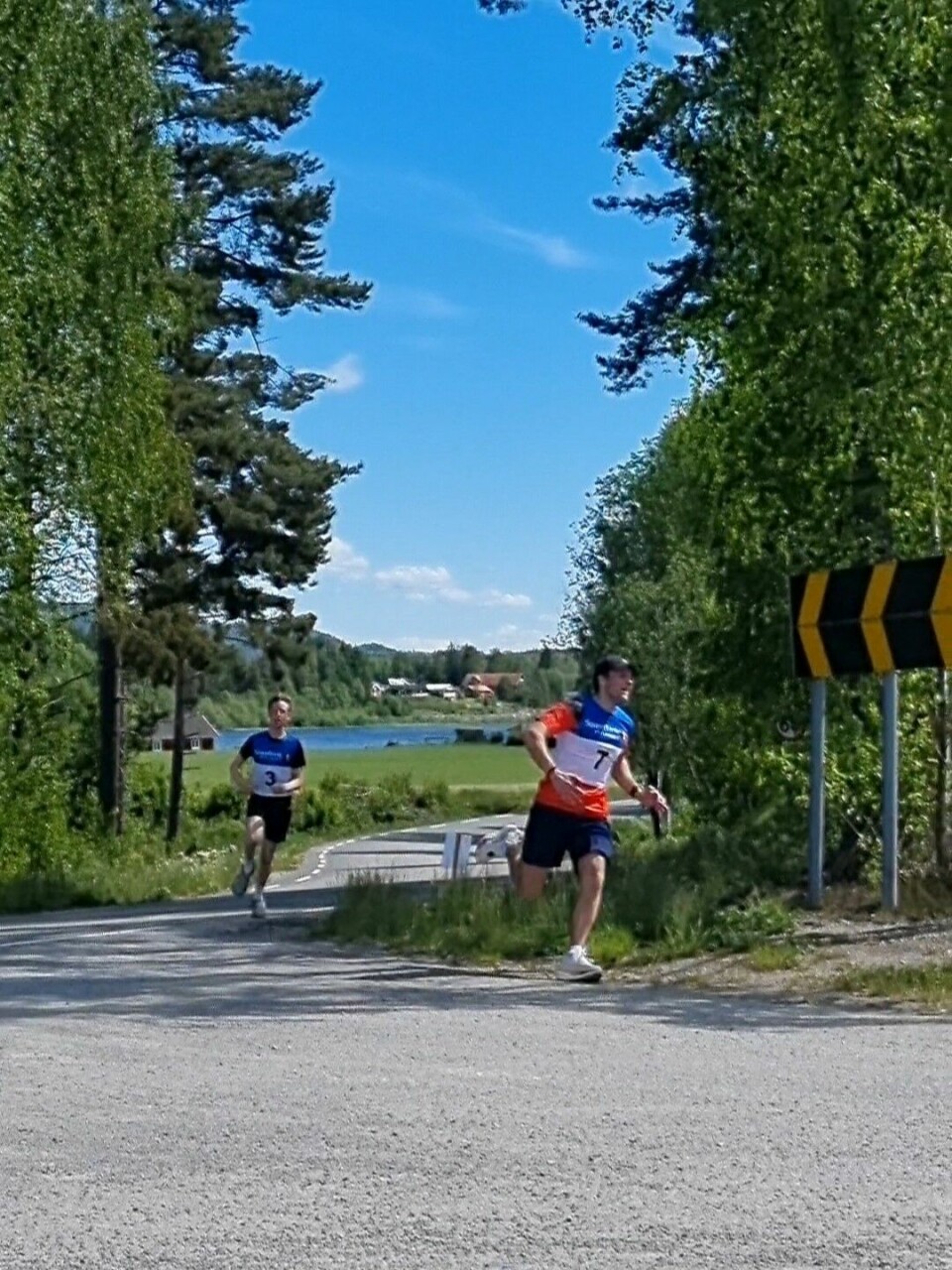 Knut Richard Sjøvik og 13 år gamle Liam Sand Fjeldseth i innspurten. (Foto Tim Lunde Sand)