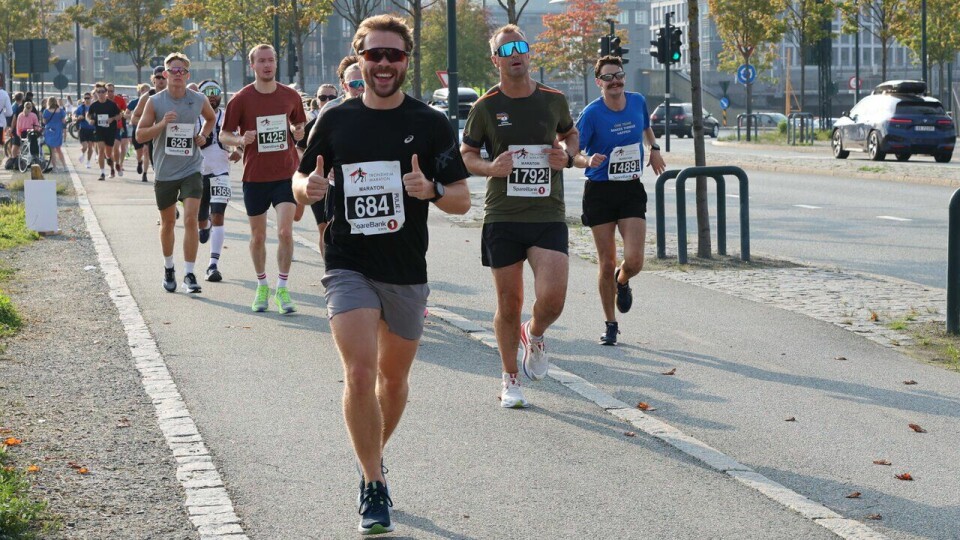 Vegard Gundersen tar seg tid til å hilse på fotografen på maratondistansen under Trondheim Maraton 2024. (Foto: Marianne Røhme) Vegard Gundersen tar seg tid til å hilse på fotografen på maratondistansen under Trondheim Maraton 2024