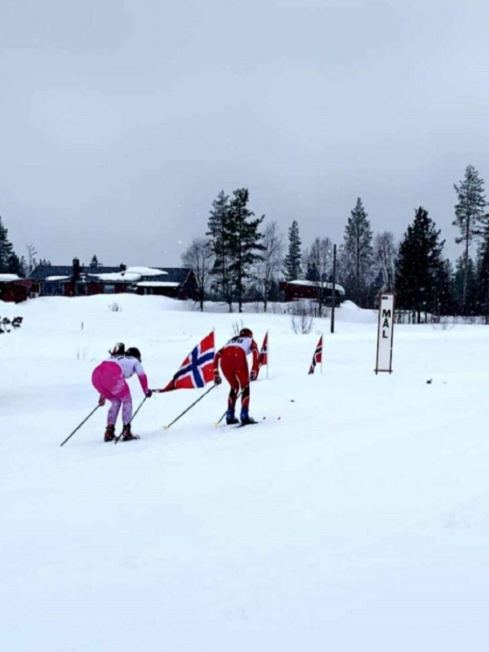 Bak Anita ble det spurt om 2. plassen blant de kvinnelige racerne mellom Helle Nordhagen Rotneberg og Benedikte Sjonbotn som hadde fulgt hverandre tett under hele løpet. Helle kom først inn på oppløpet bare et par minutter bak tetgruppa på og holdt Benedikte bak seg på tida 32:40. (Foto: Tone Sanderlien)