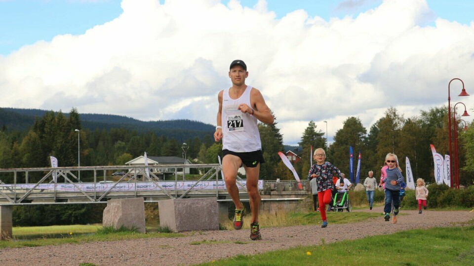 Fra forrige gang det ble arrangert løp fra Trysil sentrum i 2016 da Didrik Hermansen løp inn til seier på ultradistansen under Trysil Fjellmaraton. (Foto: Rolf Bakken) Didrik Hermansen mot mål - Trysil Fjellmaraton 2016
