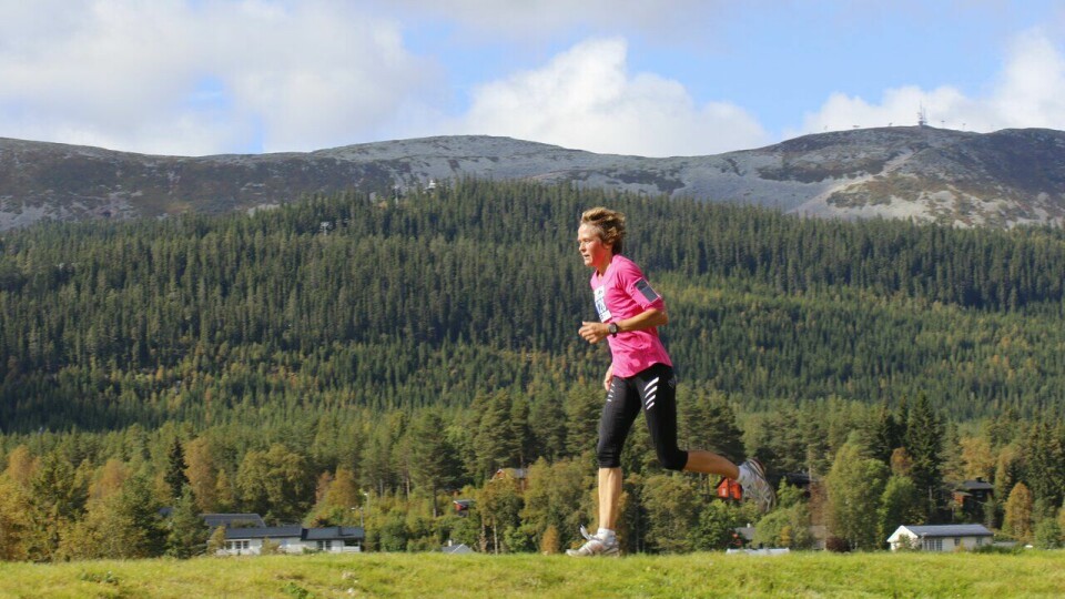 Trysilløpet vil gå på innom flomvollen langs Trysilelva med Trysilfjellet som kulisse som her da Wenche Røset løp Fjellkuten i 2016. (Foto: Rolf Bakken) Trysil Fjellmaraton 2016