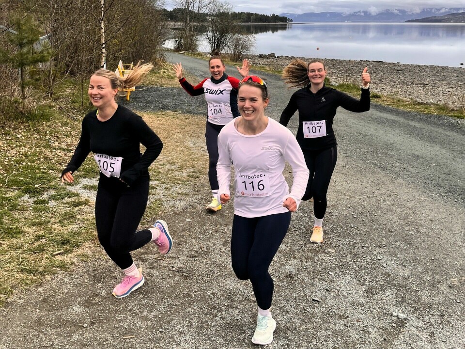 Jentekvartett fra Sykehus Innlandet Aktiv med smilepuls i Mjøskanten (fra venstre): Marthe Hagen Molstad, Anne Dorthe Jakobsen, Irmelin Stokkan og Rikke Kristiansen. (Foto: Pål-Erik Langøigjelten)