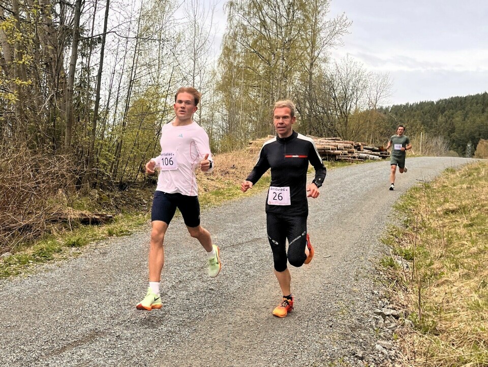 Kristian Brenni (til venstre) og Jo Reistad side om side før sistnevnte dro i fra. Kristian Larsen har sluppet tetduoen (Foto: Pål-Erik Langøigjelten)